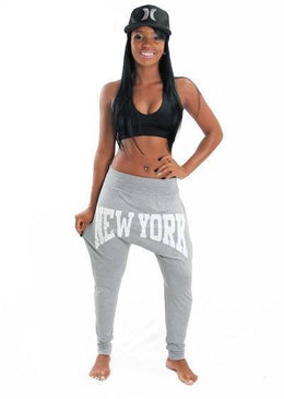 CALÇA SARUEL CONFECCIONADA EM RADIOSA ESTILO SWAG COM ESTAMPA EM SILK NA FRENTE. 