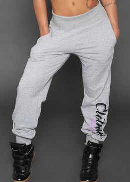 Descrição: Calça Saruel Feminina coleção Hard Clothing Fit.Confeccionada em Tecido Moletinho Franelado,trazendo leveza a calça e super quentinha por dentro.Cós confeccionado em punho,deixando a calça... 