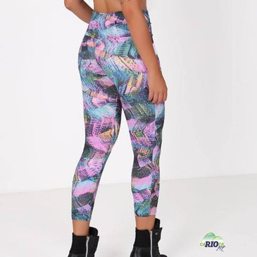 Calça legging fitness em suplex estampado de poliéster.Marca: Carioca FitComposição: 90% Poliéster e 10% Elastano 