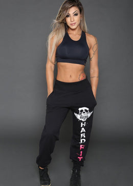 Descrição: Calça Saruel Feminina coleção Hard Clothing Fit.Confeccionada em Tecido Moletinho Franelado,trazendo leveza a calça e super quentinha por dentro.Cós confeccionado em punho,deixando a calça... 