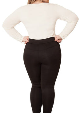 MARCA: LEPOQUELegging Plus Size em e tuleComposição do Produto: 92% Poliéster 8% ElastanoImportante:- Os acessórios utilizados na produção das fotos não acompanham o produto.  