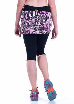 Calça Corsário Fitness com Tapa Bumbum Estampado modelando o corpo feminino para correr caminhar malhar na Academia no Crossfit Funcional nas aulas de Pilates Ioga... 