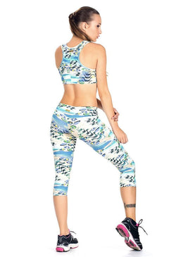 Calça Corsário Fitness Poliamida Emy Estampado modelando o corpo feminino para correr caminhar malhar na Academia no Crossfit Funcional nas aulas de Pilates Ioga aulas... 