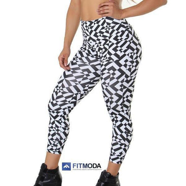 Calça legging fitness estampada com cintura de altura média. Cós confeccionado em tecido duplo ajudando a modelar o abdomen. Marca: Fitmoda Composição: 90% Poliéster e... 