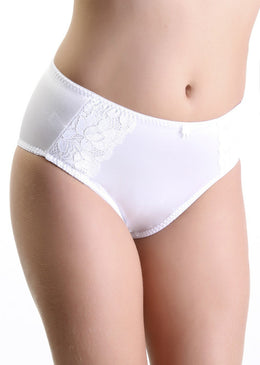 Calça em lycra, com lateral larga, cintura alta, com renda sobre a lycra, elástico cintura e perna, laço frontal. Composição:83% poliamida 17% elastano forro 100%... 