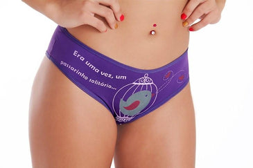 CALÇA CONFECCIONADA EM MICROFIBRA, ESTAMPADA FRENTE E COSTAS, ACABAMENTO EM VIÉS. UMA GRAÇA E MUITO CONFORTÁVEL.  