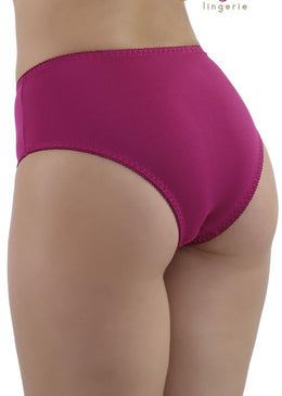 Calça microfibra com cintura alta, elástico cintura e pernas, detalhe com renda na frente, laço frontal. Composição: 90% poliéster 10% elastano forro 100% algodão  