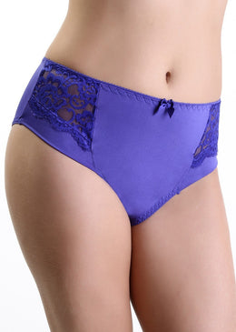  Calça microfibra, lateral larga, cintura alta, renda na lateral com acabamento em microfibra, elástico cintura e perna e laço frontal. Composição: 83% poliamida 17% elastano... 