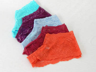 Calça confeccionada totalmente em renda de poliamida , toque macio e com muita elasticidade, ideal para ocasiões especias e no dia a dia.Obs: Rendas variadas83% Poliamida17% ElastanoForro... 