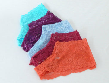  Calça confeccionada totalmente em renda de poliamida , toque macio e com muita elasticidade, ideal para ocasiões especias e no dia a dia.Obs: Rendas variadas ,... 