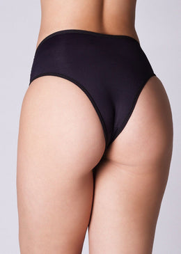 Calcinha confeccionada em microfibra com detalhes de renda sobreposta no cós frontal. Com modelagem super confortável  de tecido leve e macio que permite a respiração... 