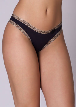 Calcinha conforto, toda confeccionada em microfibra lisa e viés estampado de oncinha. Modelagem super confortável para o dia a dia. Pouco cavada proporcionando melhor ajuste... 