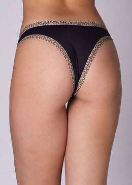 Calcinha conforto, toda confeccionada em microfibra lisa e viés estampado de oncinha. Modelagem super confortável para o dia a dia. Pouco cavada proporcionando melhor ajuste... 