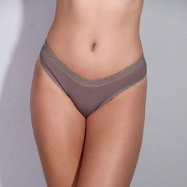 Calcinha em cotton . Possui elástico em toda cintura e acabamentos em elástico e em viés.Composição: 92% Algodão e 8% ElastanoForro da calcinha: 100% AlgodãoCarioca... 