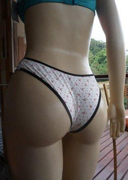 Calcinha confeccionada em microfibra estampada com babado na lateral e laço.Medidas: M (Indicado para manequins 42) G (Indicado para manequins 44) 