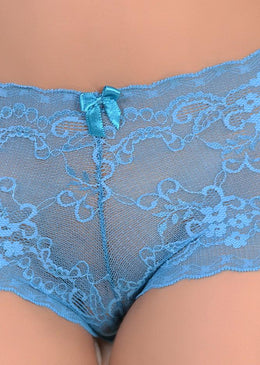 Calcinha modelo calesson em renda com laço de cetim. Modelo confortável e delicado, veste super bem dando um caimento perfeito ao corpo. As laterais largas tipo de... 