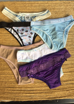 KIT COM 3 CALCINHAS DIVERSAS MODELAGEM CLÁSSICA, PODENDO SER DE MICROFIBRA, COTTON OU RENDA. NÃO SÃO CALCINHAS FIO DENTAL. MODELAGEM QUE AGRADA TODOS OS GOSTOS. MICROFIBRA... 