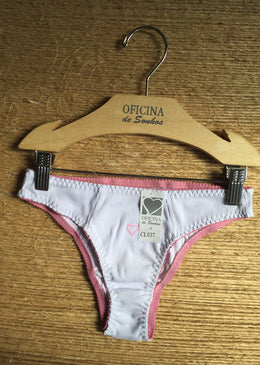KIT 3 CALCINHAS DE ALGODÃO (RIBANA OU COTTON), COM ELÁSTICO REFORÇADO, MODELAGEM PADRÃO, COM ETIQUETA TERMOCOLANTE, DANDO UM CHARME TODO ESPECIAL A ESSE PRODUTO. ESSA... 
