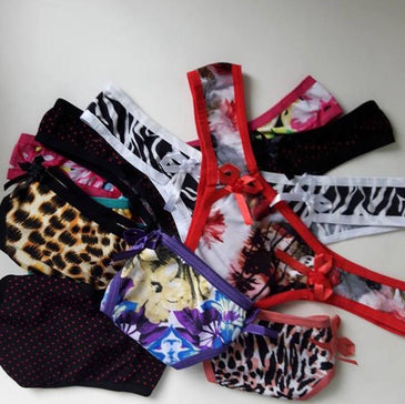 Kit contendo 4 calcinhas tipo tanga em liganete estampada com laçinhos nas laterais, elástico no cós e fundo em algodão. Cores sortidas todas tamanho único... 