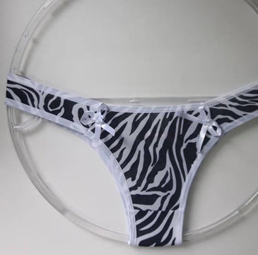 Kit contendo 4 calcinhas tipo tanga em liganete estampada com laçinhos nas laterais, elástico no cós e fundo em algodão. Cores sortidas todas tamanho único... 