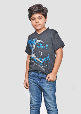 Camisa estampada masculina infantil gola V ideal para o dia a dia das crianças.Sugestão de venda: R$ 10,03 a R$ 13,38 unidade.Kit de 10 unidades... 