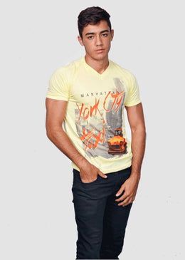 Camisa estampada masculina gola V, ideal para o dia a dia.Sugestão de venda: R$ 13,49 a R$ 17,98 unidade.Kit de 10 unidades com peças de... 