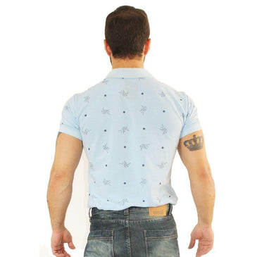 Camisa polo básica masculina, lisa, confeccionada em piquet, gola retilínea, fechamento por dois botões próximos a gola, um bolso na altura do peito, comprimento médio,... 