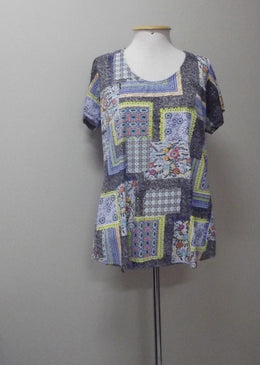 BLUSINHA FEMININA EM MALHA FRIA ESTAMPAS VARIADAS e SEM OPÇAO DE ESCOLHA TAMANHO ÚNICO QUE VESTE ATÉ 48 Medidas: 66 cm Altura48cm Largura Tecido: LiganeteComposição:96% Poliester04% ElastanoNão usar alvejante, lavar... 