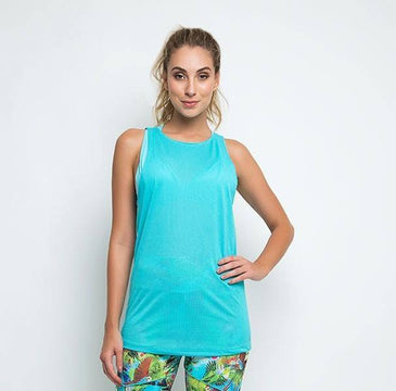 Camiseta  com um comprimento considerável onde a mulher dispensa o uso de tapa bumbum, lhe dando um conforto na hora da malhar. O tecido apresenta... 