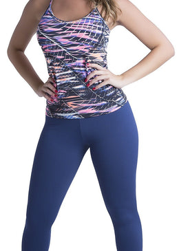 Lindíssima camiseta básica com lindas estampas, confeccionada com tecido suplex que se adapta perfeitamente ao corpo. Possui alças finas e decote em formato de “U” na frente e é... 