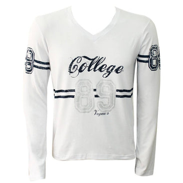 Camiseta confeccionada em viscose e elastano, para garantir a versatilidade e qualidade da peça. Estampa college parte frontal da camiseta e nas mangas, manga longa,... 