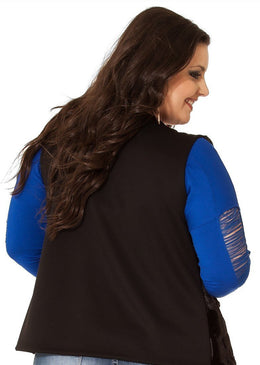 MARCA: LEPOQUEColete Plus Size em Neoprene e Pelo EleganceComposição do Produto: 92% Poliéster 8% Elastano / Detalhe: 100% PoliésterImportante:- Os acessórios utilizados na produção das fotos não... 
