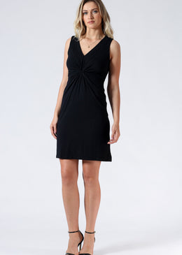Vestido com decote em V com drapeado no busto, que valoriza essa região.Comprimento perfeito que pode te acompanhar de um jantar à dois a um... 