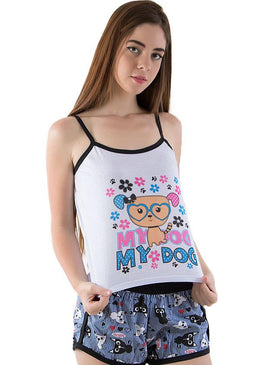 Babydoll confeccionado em tecido leve e confortável, composto por camiseta com estampa destacada na frente, decote discreto e alças em viés. O shortinho em tecido... 