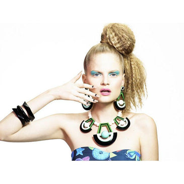 Colar Charlotte com bolas de resinas off white e metais folheados folheado a ródio negro e pingentes em acrílico com formatos geométricos. Comprimento do colar:... 