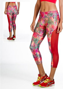 Calça legging, fabricada com o tecido Cirê, com um detalhe na perna de tule super fashion. O tecido possui um acabamento com calandra, destinado a... 