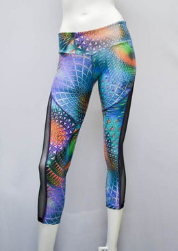 Calça legging, fabricada com o tecido Cirê, com um detalhe na perna de tule super fashion. O tecido possui um acabamento com calandra, destinado a... 