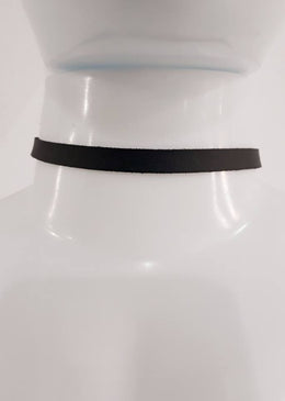 Choker/Coleira - Preta DESCRIÇÃO DO PRODUTO:Marca: FEITO A MÃO BIJUTERIAS FINASMateriais: couro tipo sintético e metais banhados no dourado. Possui extensor para regulagem da coleira. OUTRAS ESPECIFICAÇÕES:- Acessório com... 