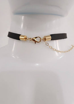 Choker/Coleira - Preta DESCRIÇÃO DO PRODUTO:Marca: FEITO A MÃO BIJUTERIAS FINASMateriais: couro tipo sintético e metais banhados no dourado. Possui extensor para regulagem da coleira. OUTRAS ESPECIFICAÇÕES:- Acessório com... 