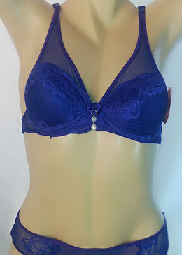Lindo conjunto de bojo com aro, todo confeccionado em renda importada e com lindo tule na alça e na calcinha que deixa a peça ainda... 