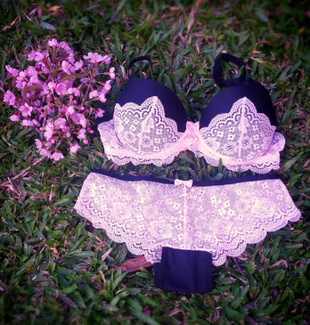 Lindo conjunto de bojo com aro, confeccionado em renda e microfibra para momentos inesquecíveis.Detalhe em renda sobreposta nos bojos e na calcinha..Bojo bolha nos tamanhos... 