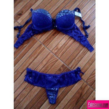 Conjunto com bojo O soutien modelo muito sofisticado com alças fixas com regulagem nas alças tem um detalhe de renda e estampa que deixa a... 
