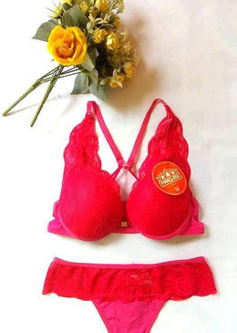 Lindo conjunto de lingerie com fecho frontal e rendas no bojo e na calcinha. O Modelo nadador com estilo strappy bra nas costas fica lindo... 