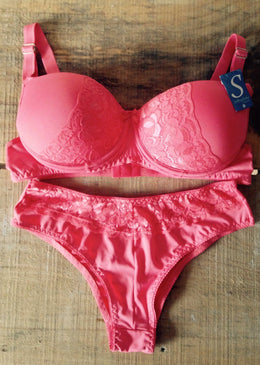Conjunto reforçado com renda XG super confortável. 