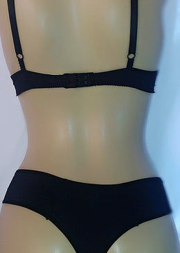 O sutiã strappy bra, ou sutiã com tirinhas, é uma tendência e deixa o look feminino cheio de estilo. As tirinhas do sutiã à mostra moderniza o... 