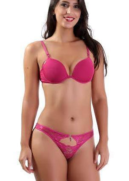 CONJUNTO TAMIRES CONFECCIONADO EM MICROFIBRA, COM DETALHES EM RENDA, CALCINHA COM PINGENTE E RENDA NA PARTE DA FRENTE. LINDO! 