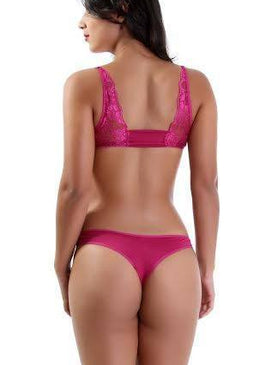 CONJUNTO TAMIRES CONFECCIONADO EM MICROFIBRA, COM DETALHES EM RENDA, CALCINHA COM PINGENTE E RENDA NA PARTE DA FRENTE. LINDO! 