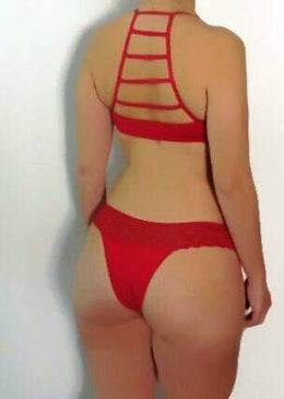 Conjunto confeccionado em microfibra e renda seguindo a nova tendências das tiras o inusitado STRAPPYBRAComposição:Tecido: 90% Poliéster 10% ElastanoRenda: 86% Poliamida 14% Elastano.Bojo: 60% Poliuretano... 