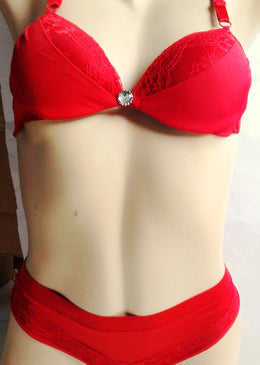 Lindo conjunto de bojo com aro todo confeccionado em renda e um lindo pingente frontal.Acompanha uma calcinha confeccionada em microfibra com renda na frente. Cós com... 