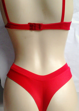  Lindo conjunto de bojo com aro todo confeccionado em renda e um lindo pingente frontal.Acompanha uma calcinha confeccionada em microfibra com renda na frente. Cós com... 